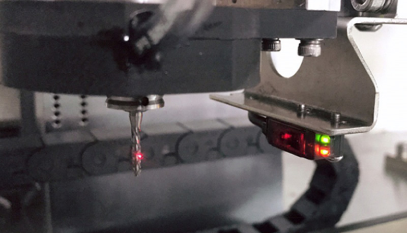 On-line adsorption type milling cutter splitting machine tool break detection function